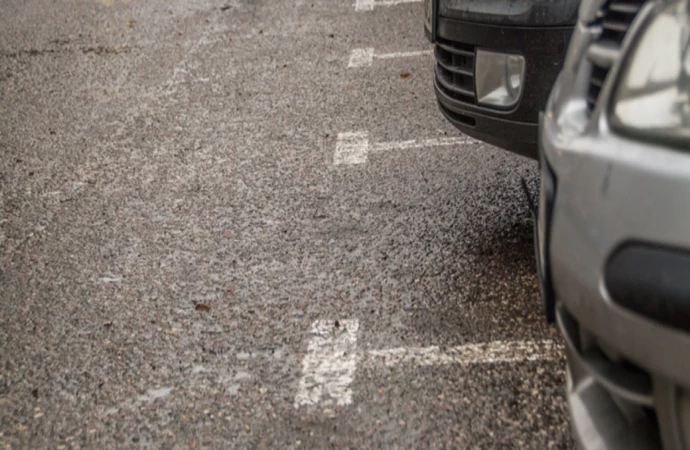 {W Olsztynie zakończyły się prace modernizacyjne na parkingu przy centrum handlowym przy ul. Kościuszki.}